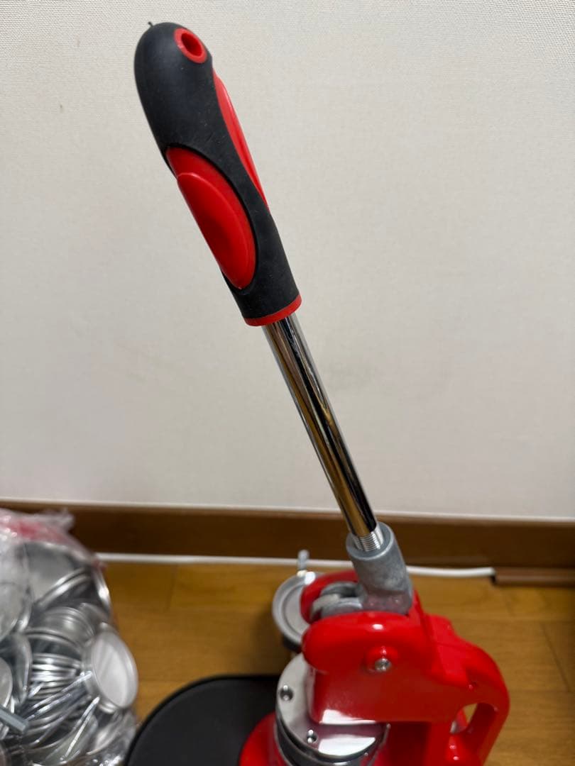 手動式バッジプレス 赤 メタルキャップ付き