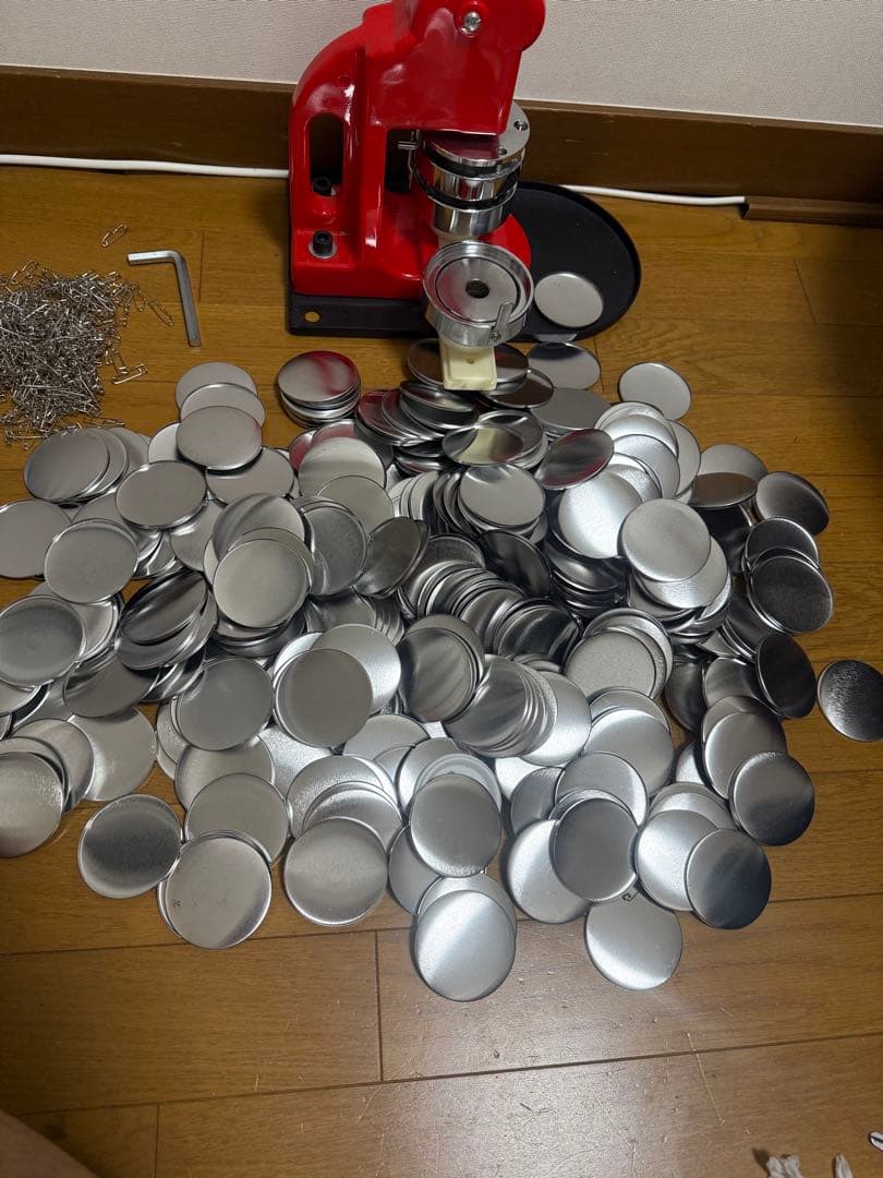 手動式バッジプレス 赤 メタルキャップ付き