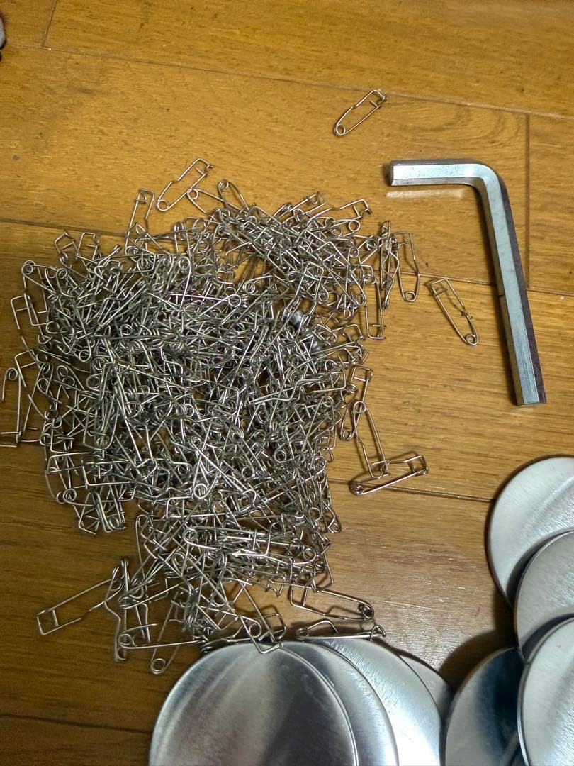 手動式バッジプレス 赤 メタルキャップ付き