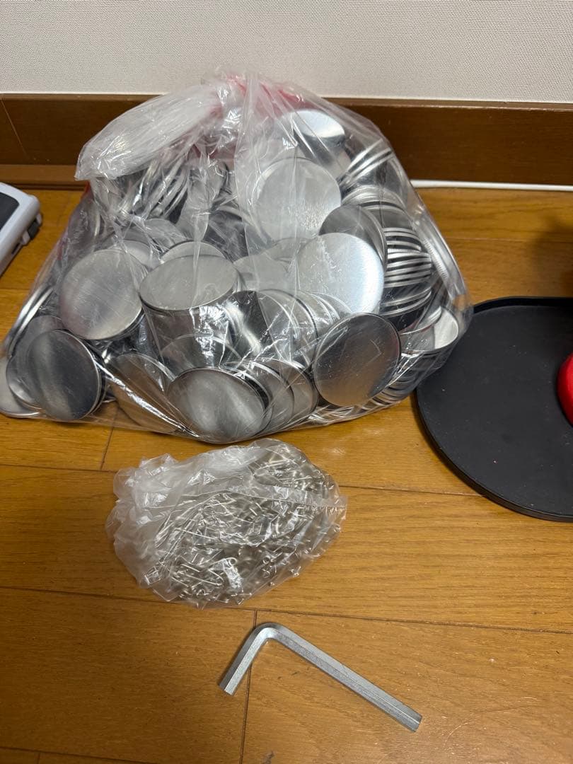 手動式バッジプレス 赤 メタルキャップ付き