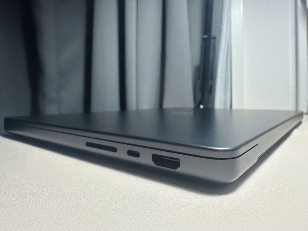 MacBook Pro M4、14インチ、ブラック