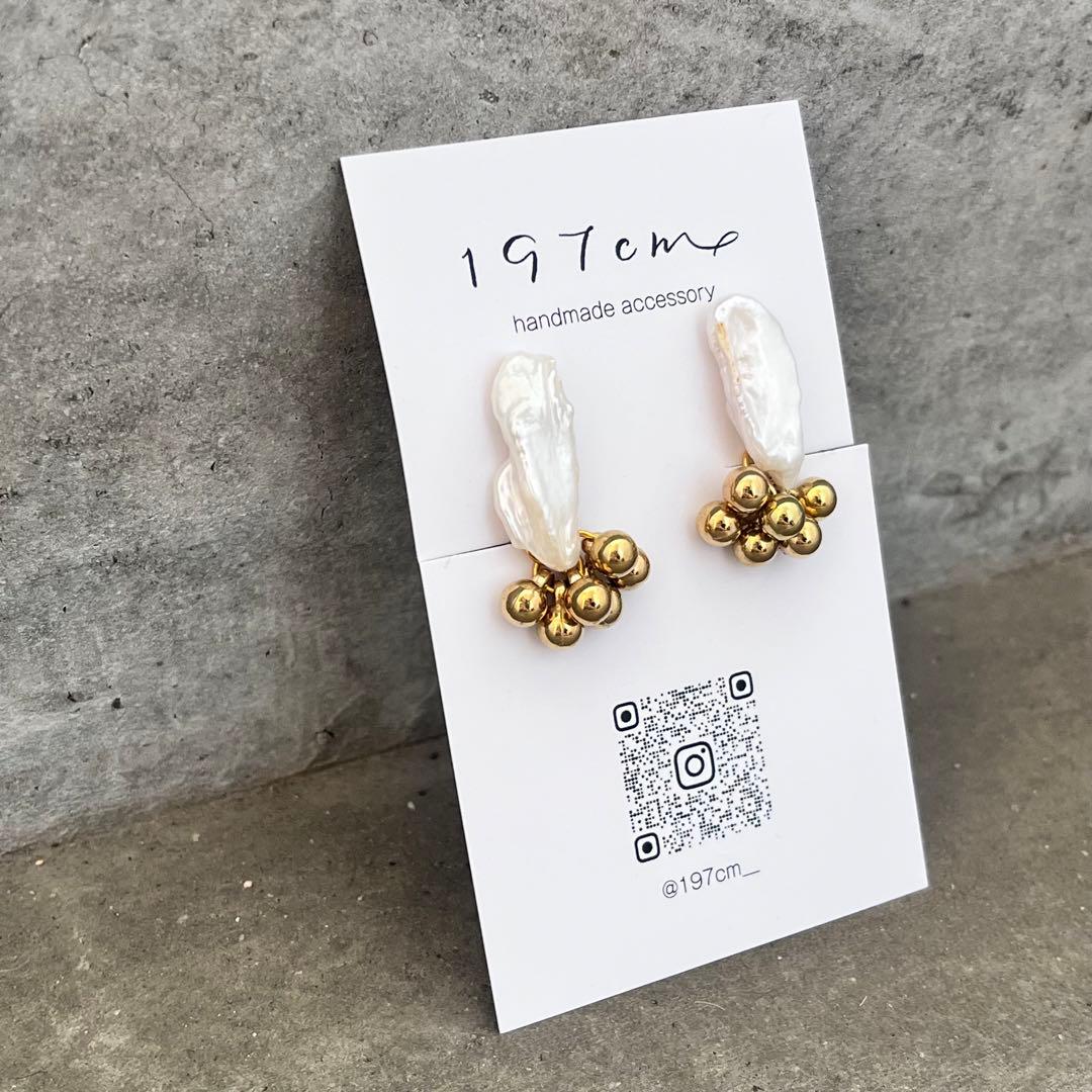 No.889:フェザー淡水パール×ゴールドつぶつぶビーズのイヤリング/ピアス