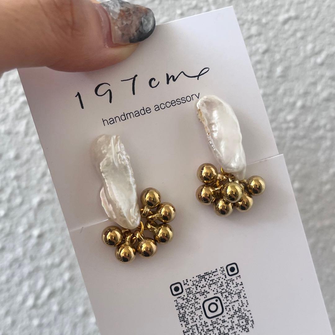 No.889:フェザー淡水パール×ゴールドつぶつぶビーズのイヤリング/ピアス