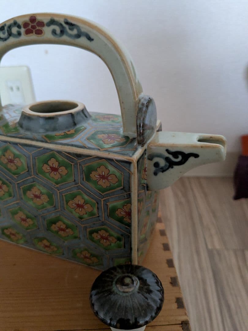 有田焼円左衛門作手描き錦亀甲水注、美品、共箱付き、期日限定最終値下げ。