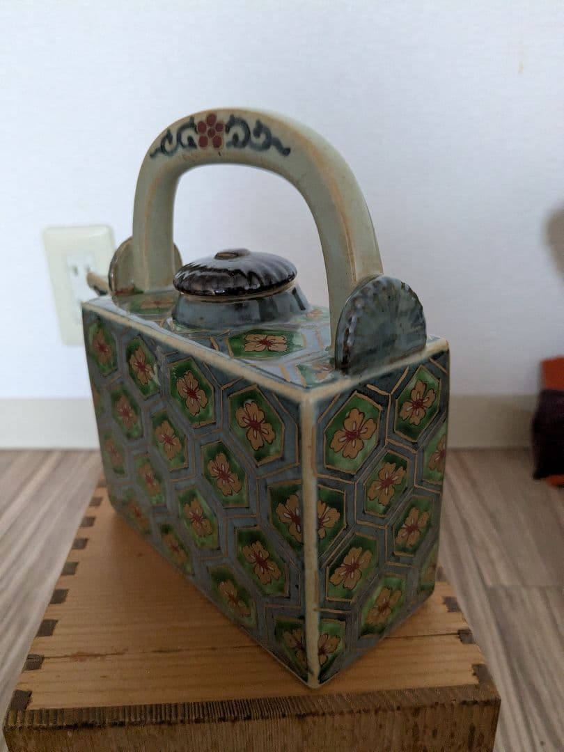 有田焼円左衛門作手描き錦亀甲水注、美品、共箱付き、期日限定最終値下げ。