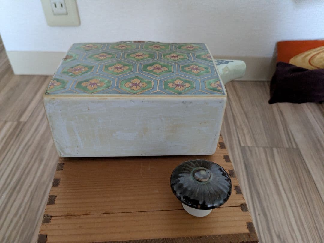 有田焼円左衛門作手描き錦亀甲水注、美品、共箱付き、期日限定最終値下げ。