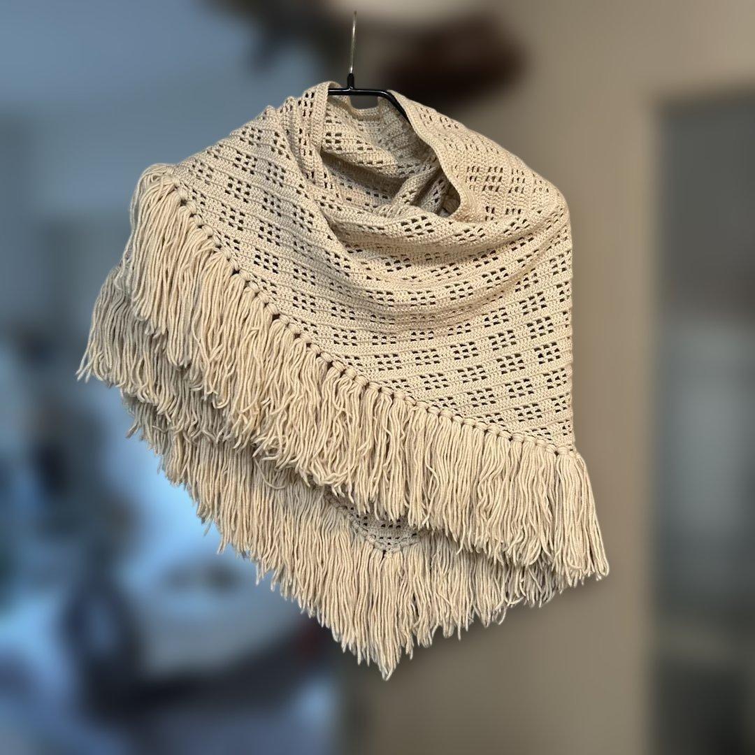 【手編み】三角ショール　かぎ針　ウール73%,絹27%　***即購入可能