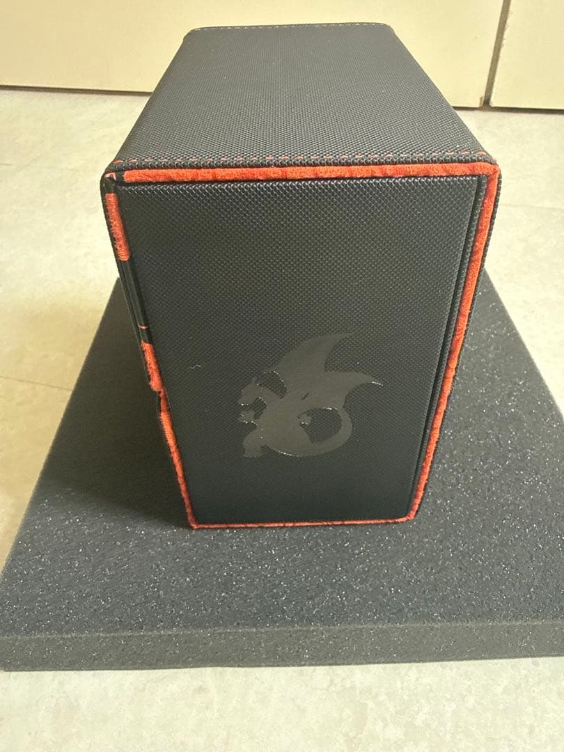 海外ポケセン限定ダブルデッキケース 灼熱のリザードン