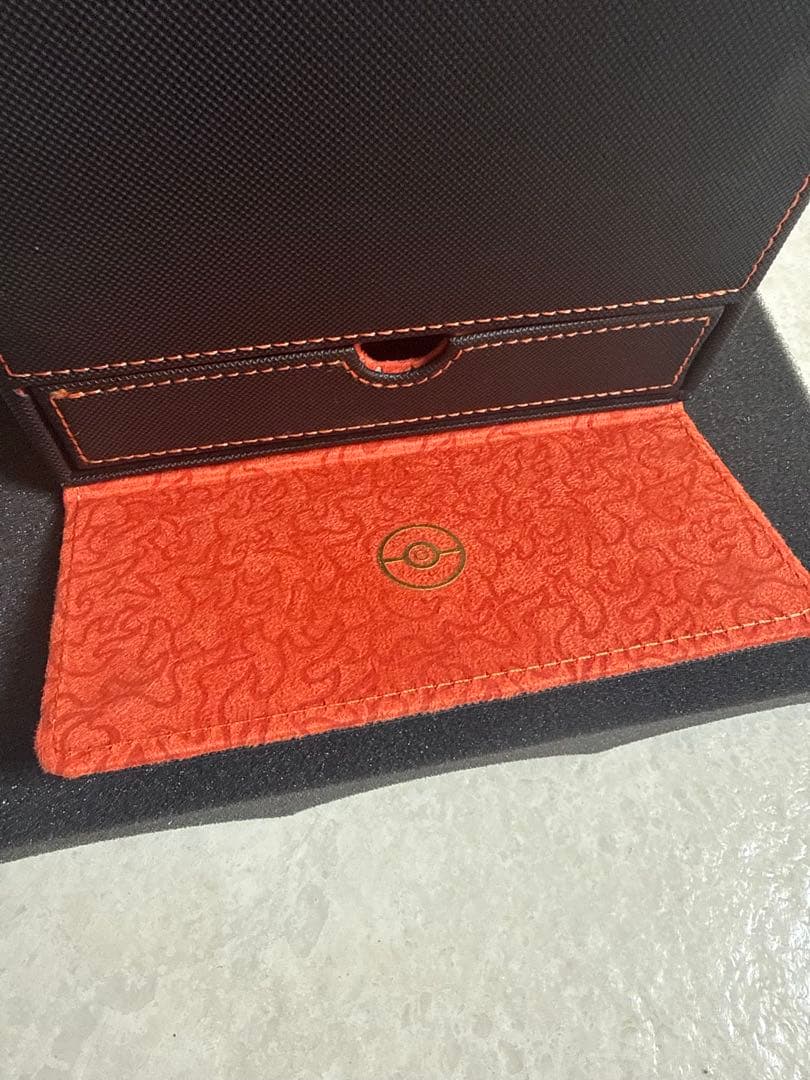 海外ポケセン限定ダブルデッキケース 灼熱のリザードン