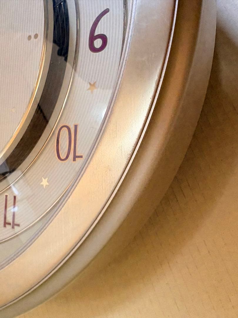 星の装飾がある掛時計