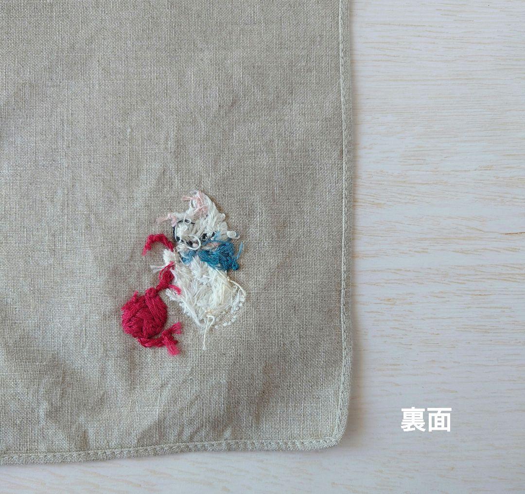 手刺繍入り　リネンクロス/リネンハンカチ【白猫と赤い毛糸玉】