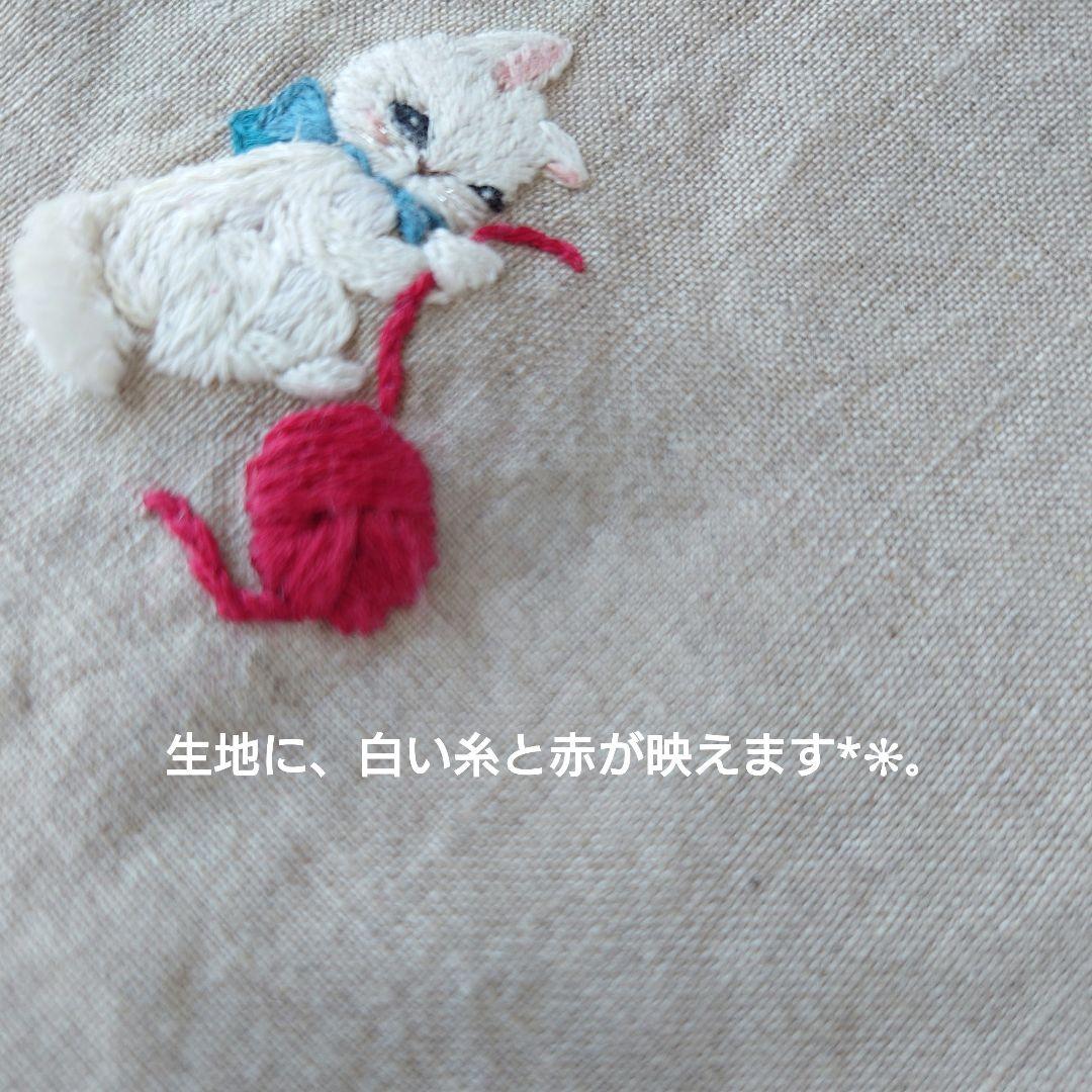 手刺繍入り　リネンクロス/リネンハンカチ【白猫と赤い毛糸玉】