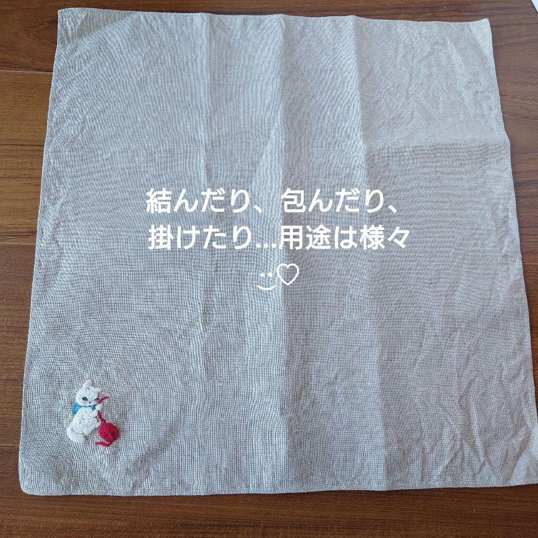 手刺繍入り　リネンクロス/リネンハンカチ【白猫と赤い毛糸玉】