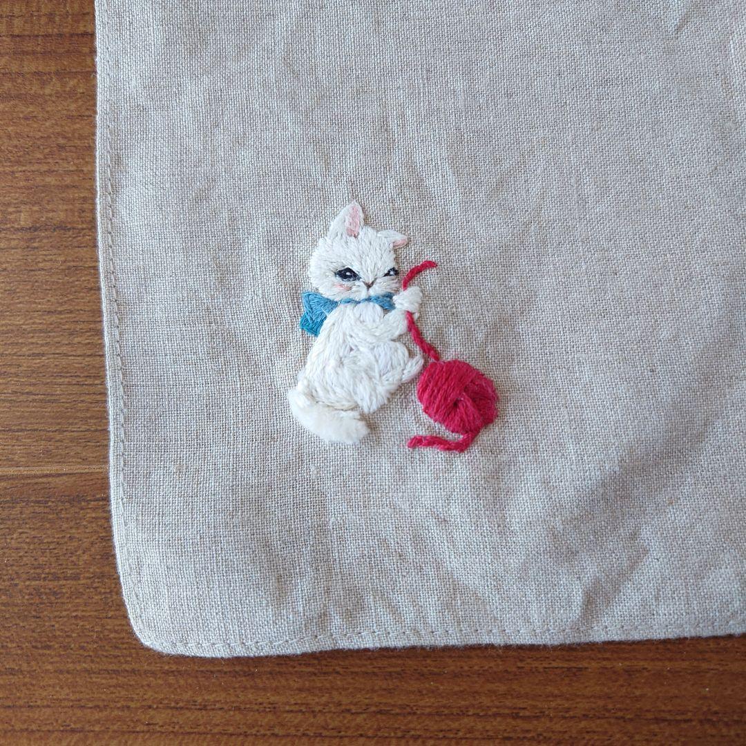 手刺繍入り　リネンクロス/リネンハンカチ【白猫と赤い毛糸玉】