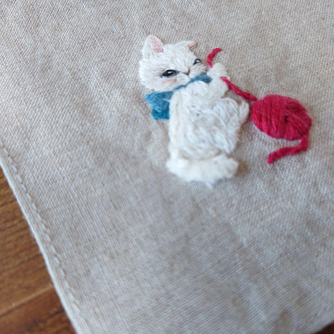 手刺繍入り　リネンクロス/リネンハンカチ【白猫と赤い毛糸玉】