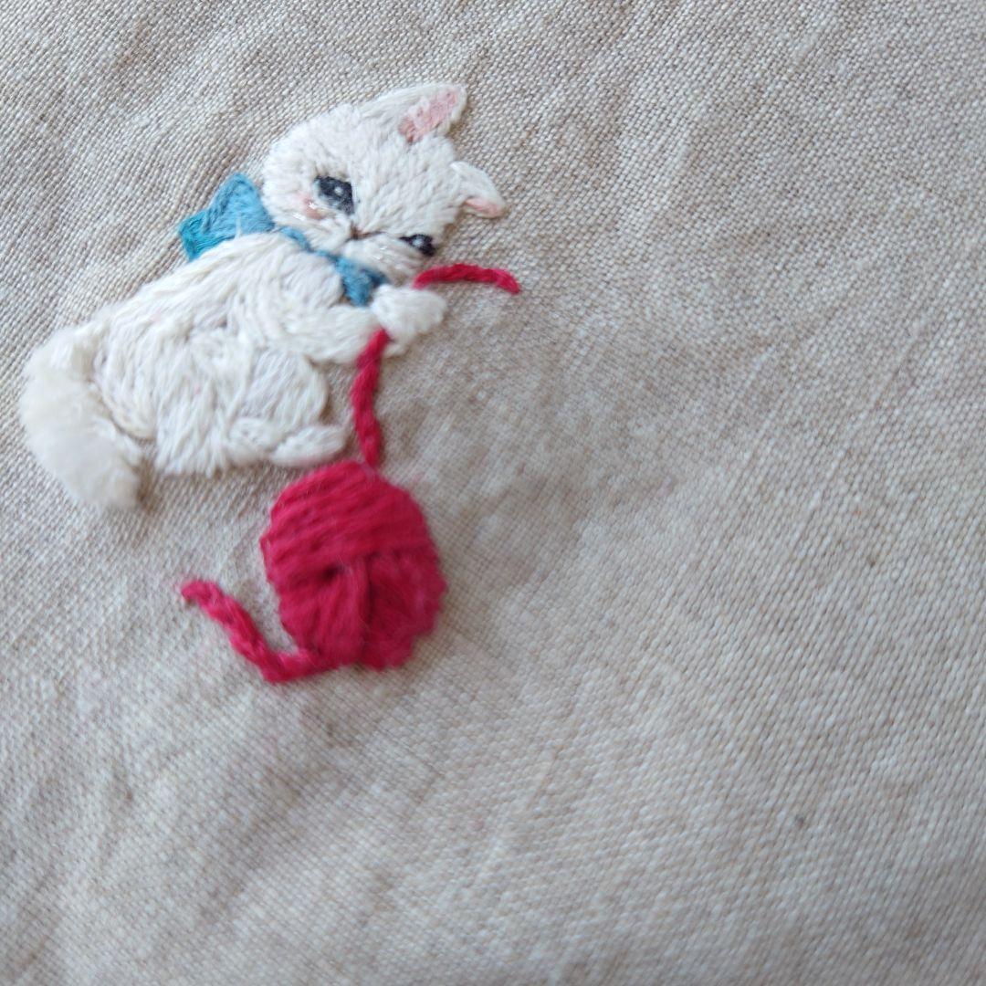手刺繍入り　リネンクロス/リネンハンカチ【白猫と赤い毛糸玉】