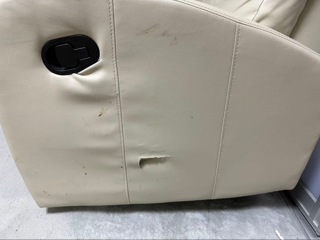 クリーム色レザー調2人掛けソファ