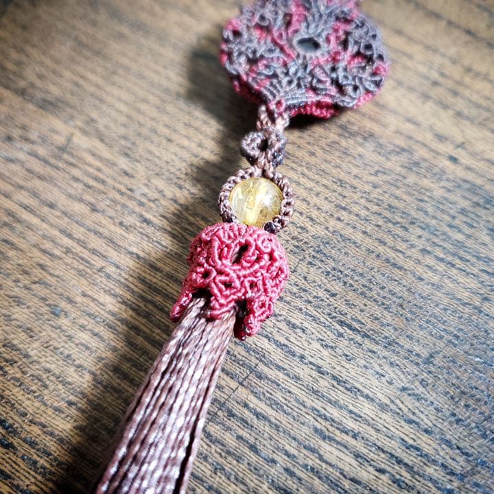 「ロードライトガーネット」のマクラメ編み曼荼羅　バックチャーム　キーリング