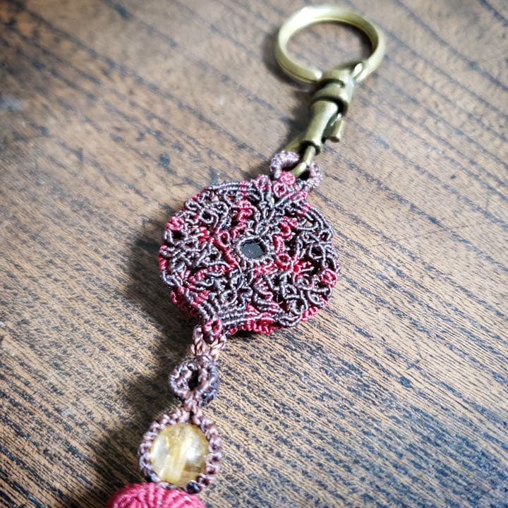 「ロードライトガーネット」のマクラメ編み曼荼羅　バックチャーム　キーリング