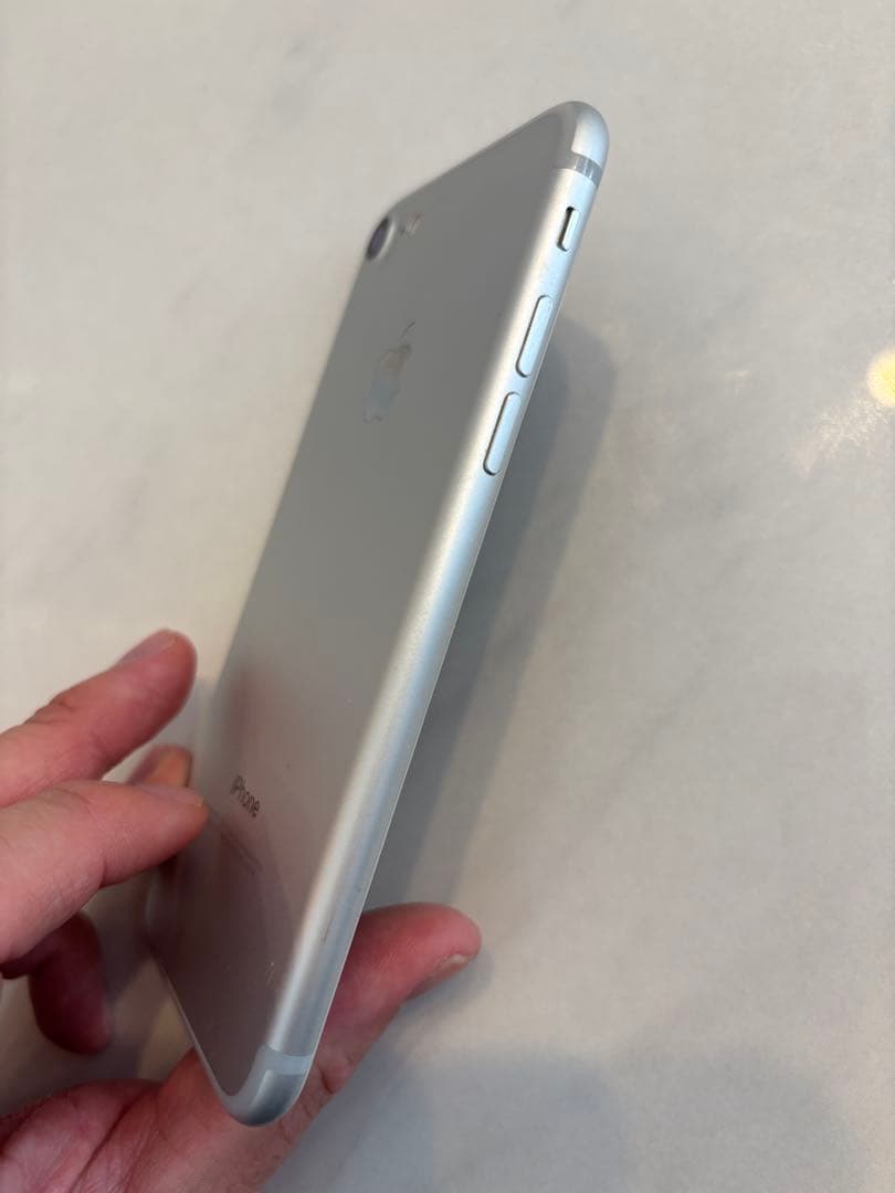 Apple iPhone 7 32GB シルバー 国内SIMフリー版