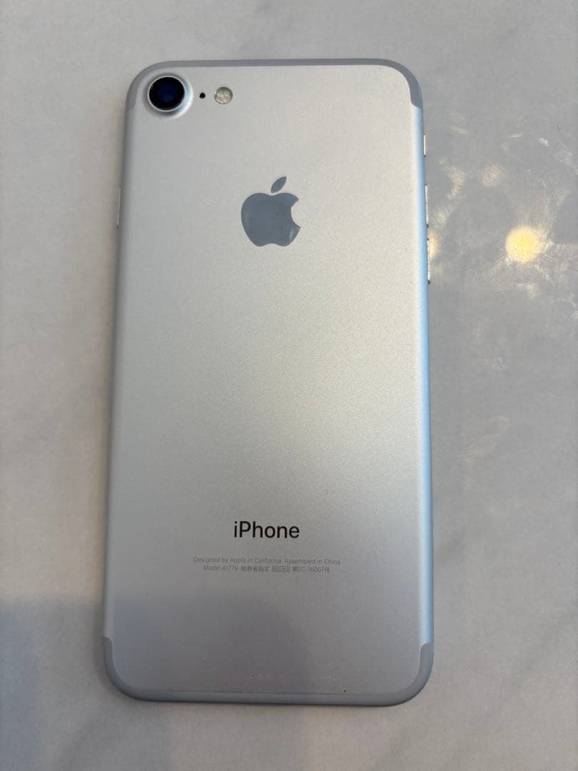 Apple iPhone 7 32GB シルバー 国内SIMフリー版