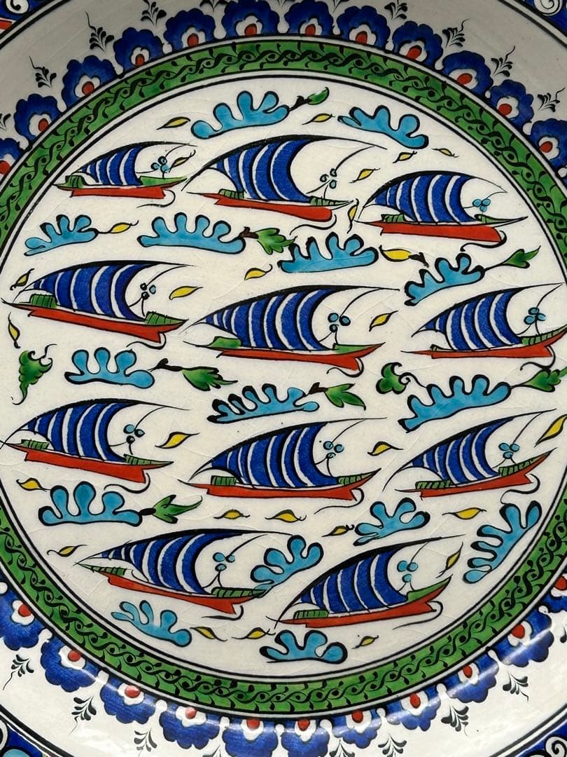 陶器　トルコ　キュタフヤ陶器　大皿　飾り皿　絵皿　帆船　サインあり　手描き