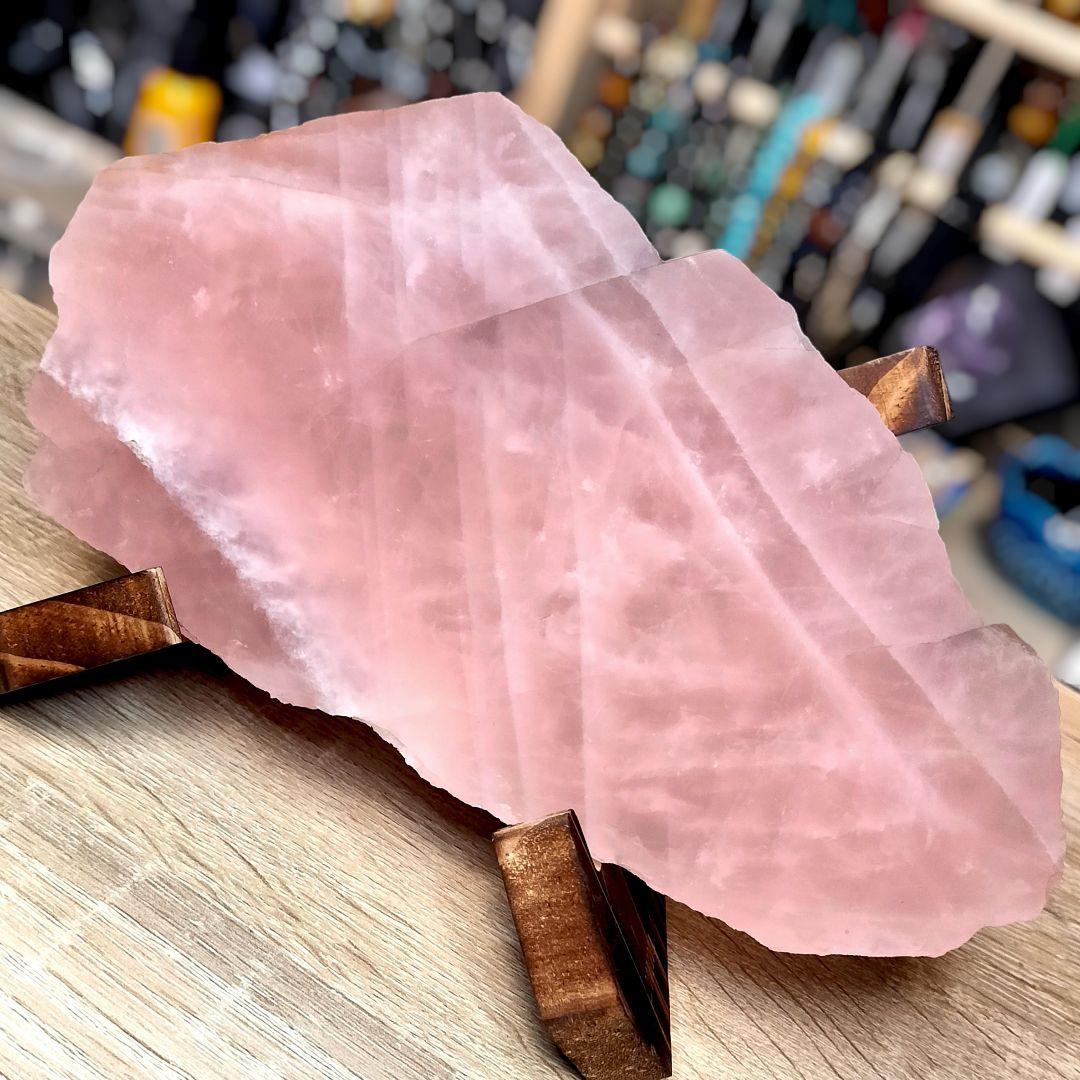 高品質 天然ローズクォーツ原石スライス 522g 木製スタンド付 浄化プレート②
