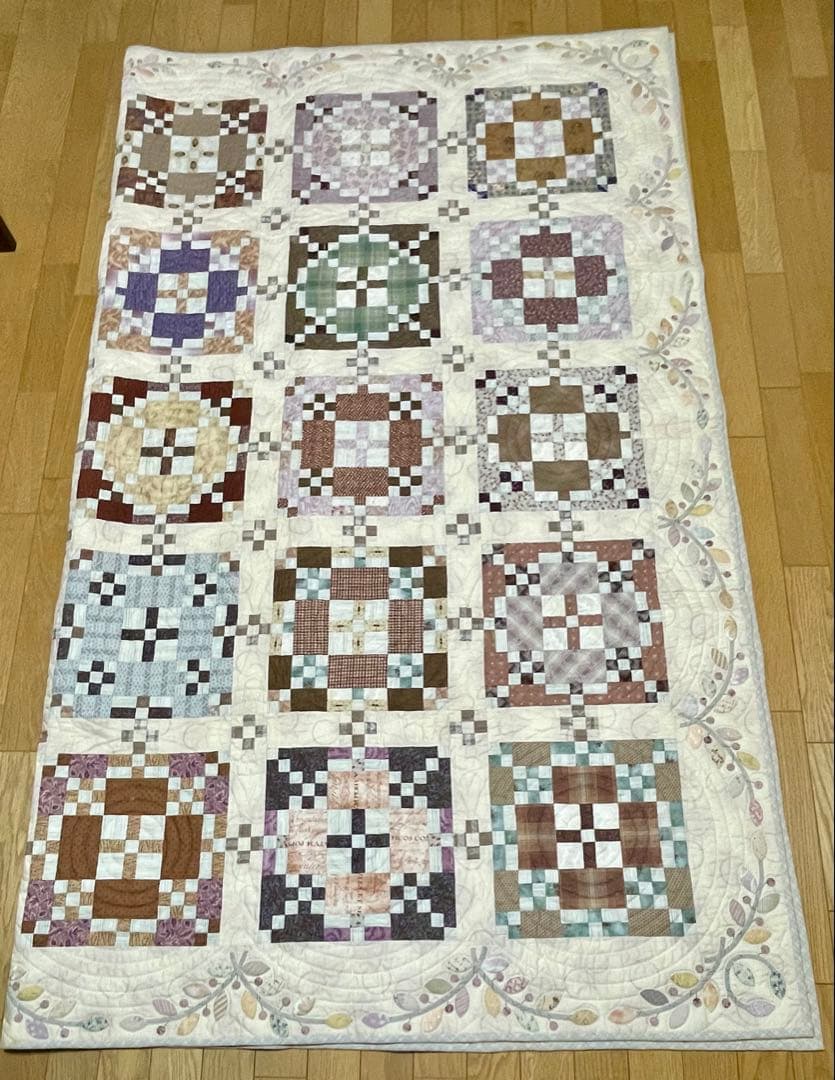 パッチワークキルト　タペストリー　ベッドカバーサイズ