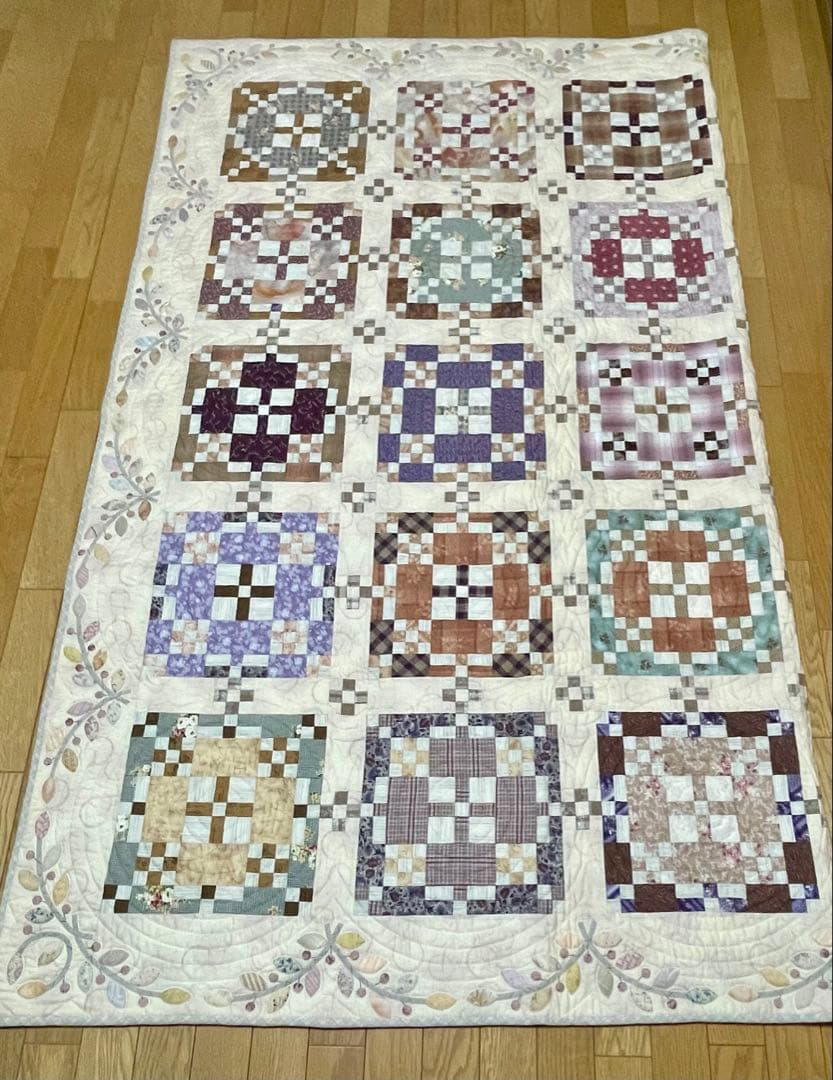 パッチワークキルト　タペストリー　ベッドカバーサイズ