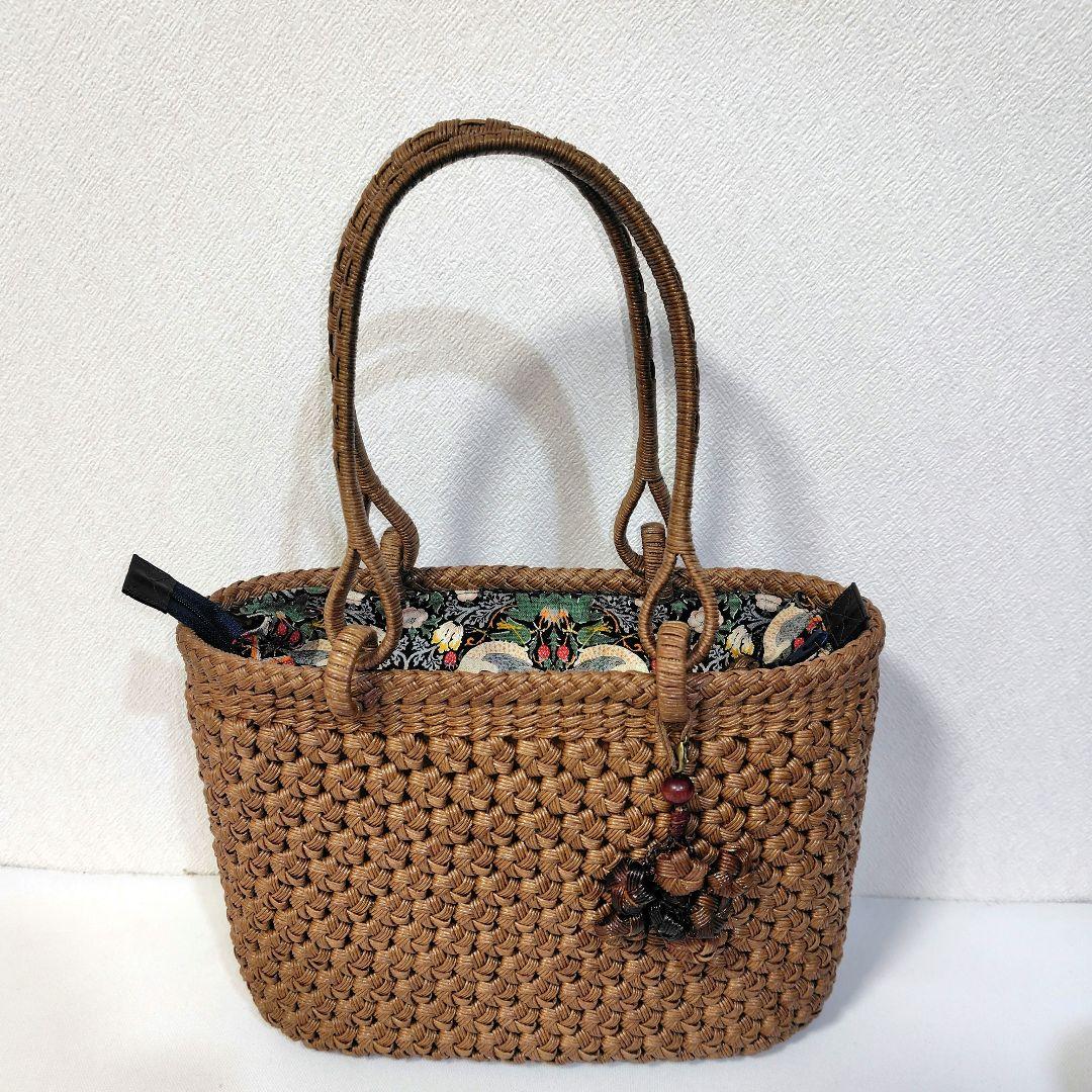 4本のクラフトで作った山葡萄風柿渋染かごバッグ（チャーム付きウィリアムモリス蓋）