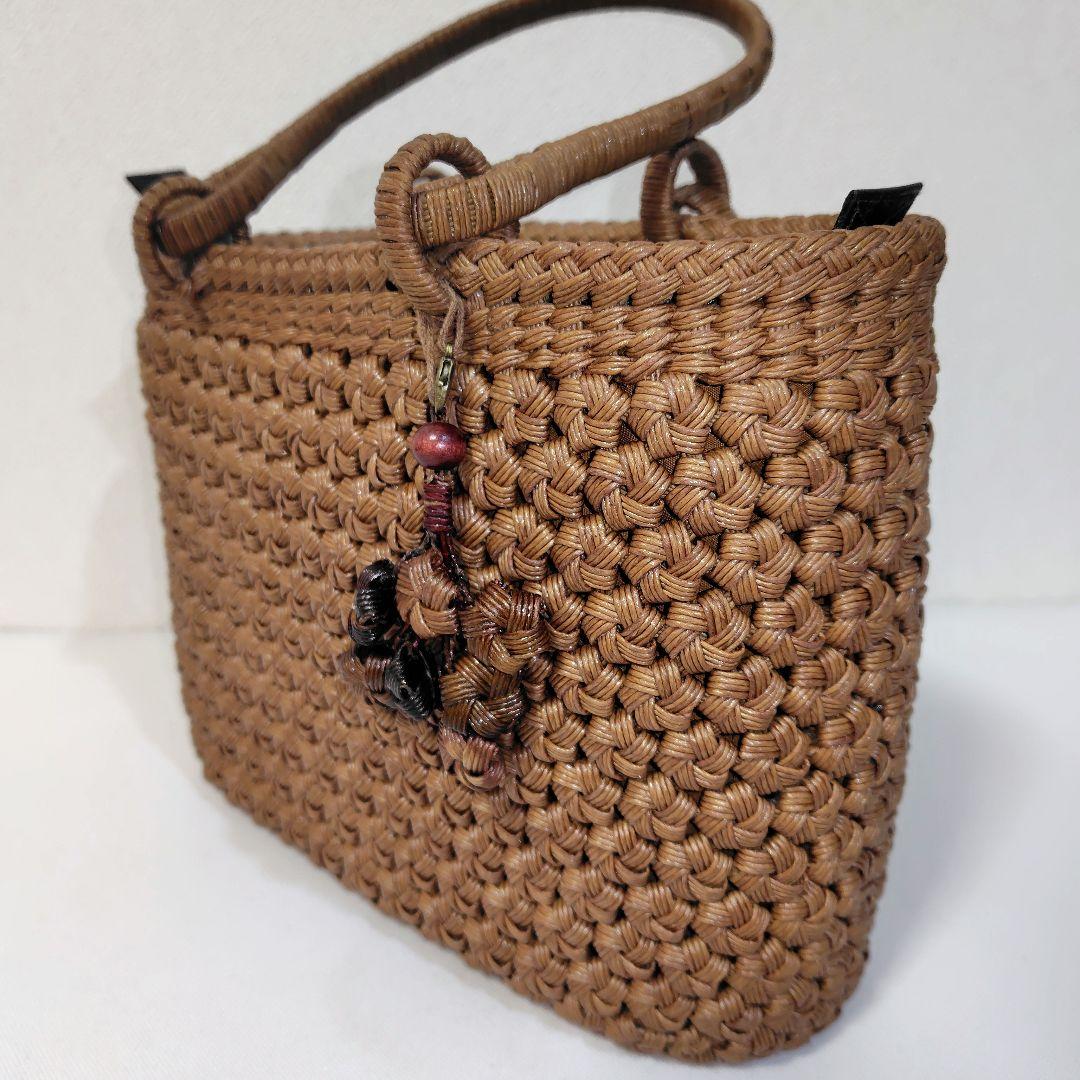 4本のクラフトで作った山葡萄風柿渋染かごバッグ（チャーム付きウィリアムモリス蓋）