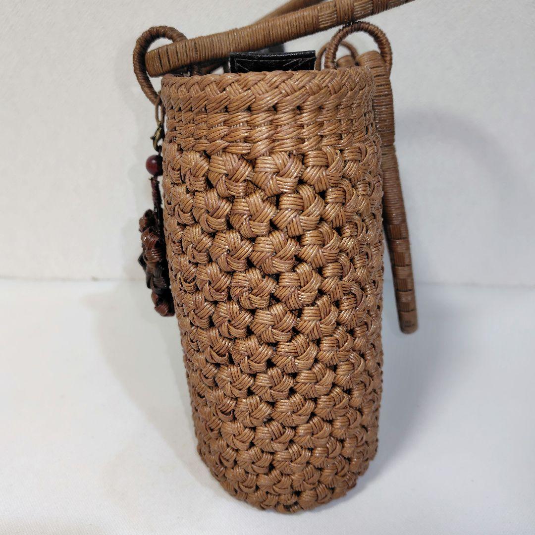 4本のクラフトで作った山葡萄風柿渋染かごバッグ（チャーム付きウィリアムモリス蓋）