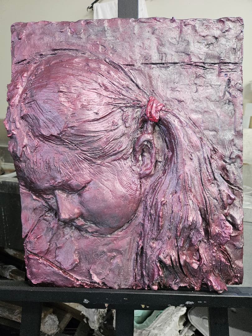 彫刻レリーフ髪の長い少女