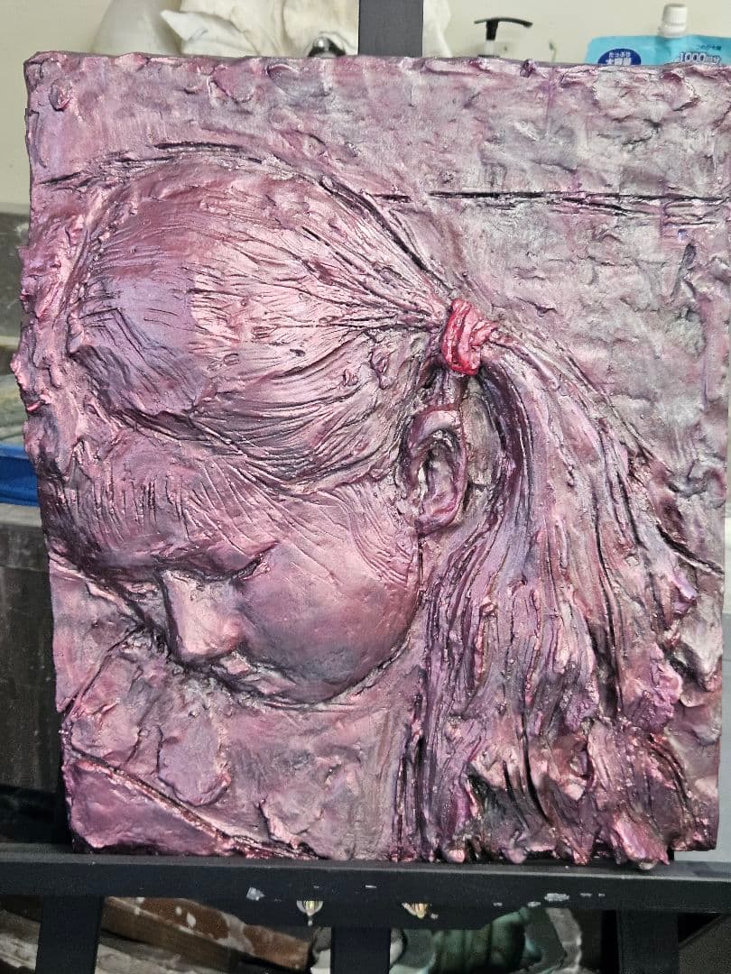 彫刻レリーフ髪の長い少女