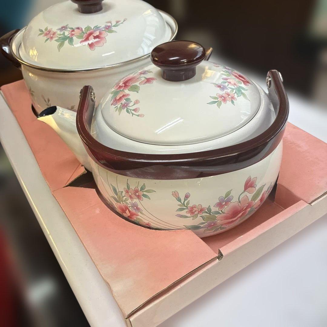 《新品・未使用》ホーロー　花柄　両手鍋とケトルセット