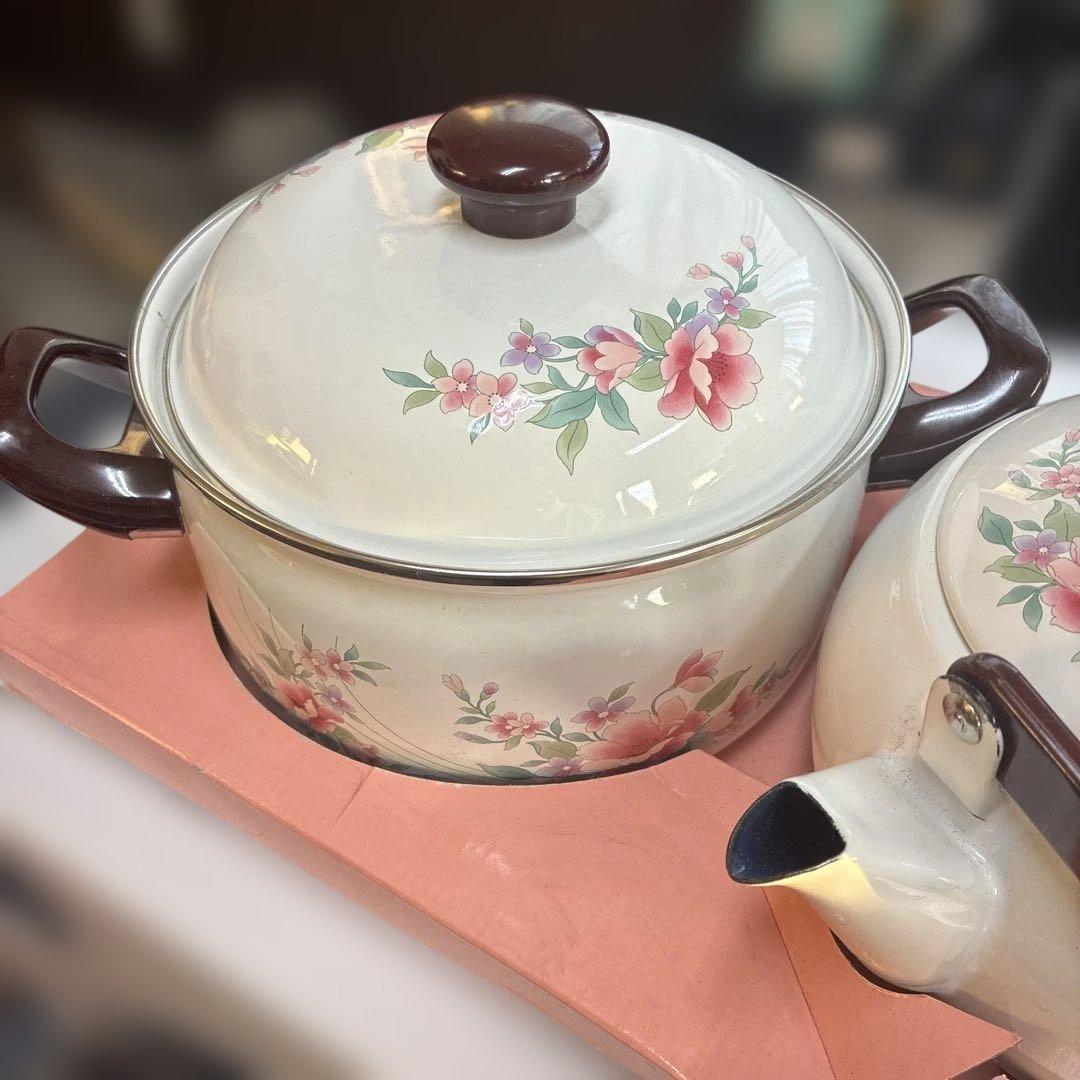 《新品・未使用》ホーロー　花柄　両手鍋とケトルセット