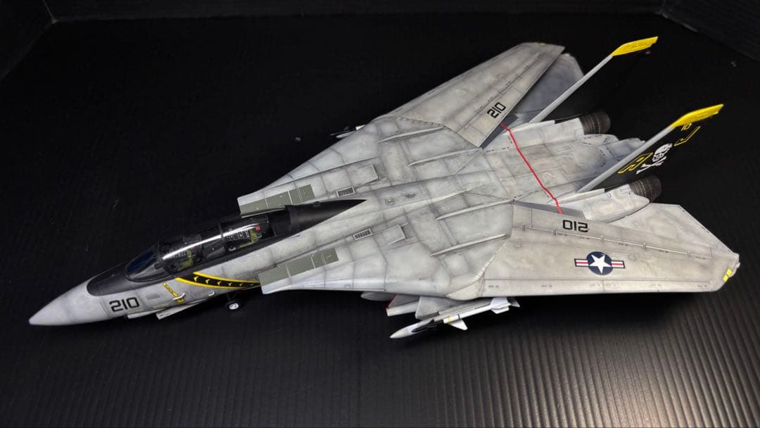 F-14A トムキャット ハイビジ 1/72プラモデル 完成品