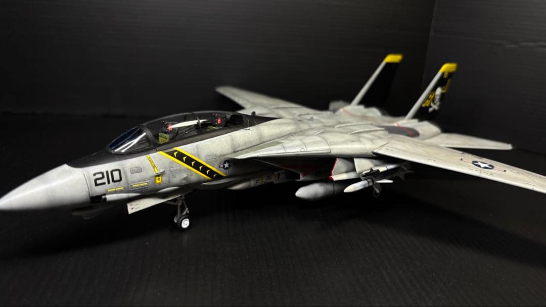 F-14A トムキャット ハイビジ 1/72プラモデル 完成品