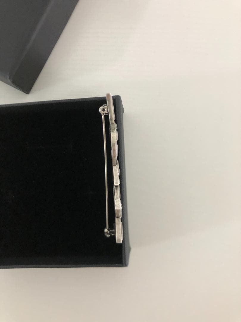 ブローチ　YSLロゴ　アンチック仕上げ　レディース　ヴィンテージ　アクセサリー