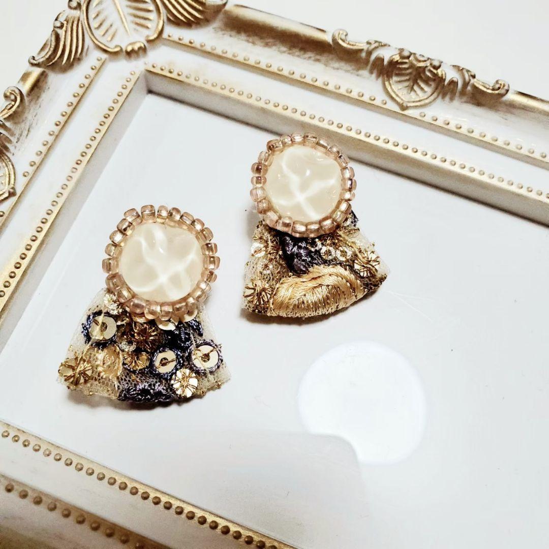 【専用】ビーズ刺繍ピアス　アクアカボションにアンティークブルーゴールドリボン