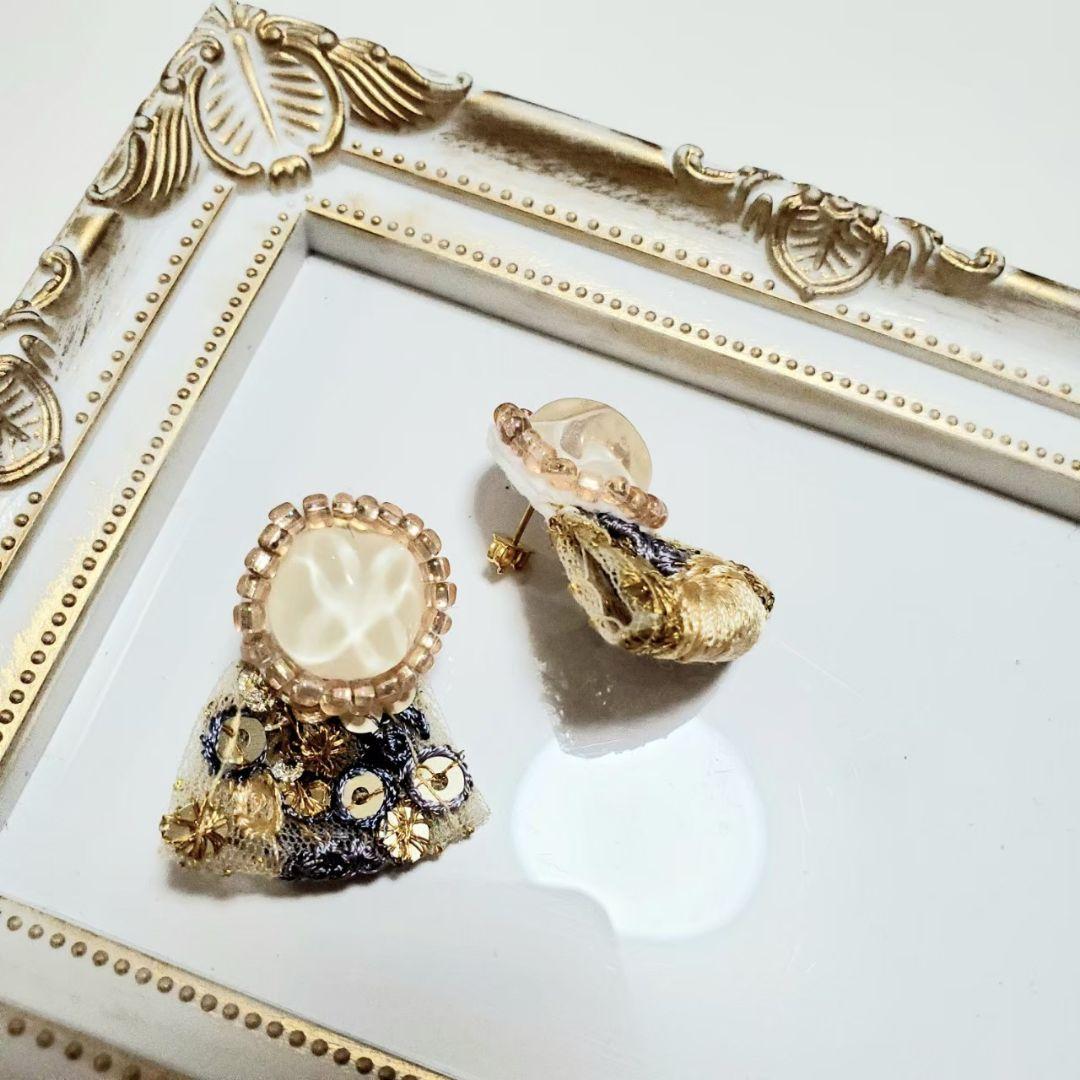 【専用】ビーズ刺繍ピアス　アクアカボションにアンティークブルーゴールドリボン