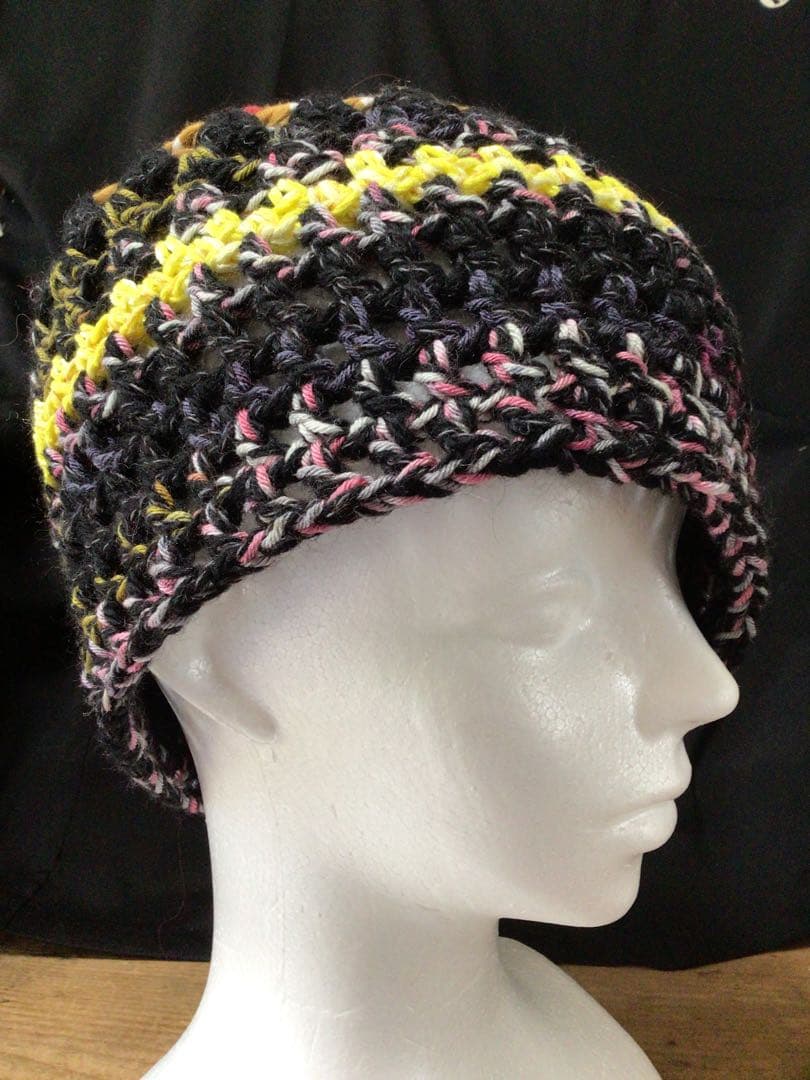 手ずくりニット帽　ビーニー　ベレー帽　黒　黄色糸（イタリー製）
