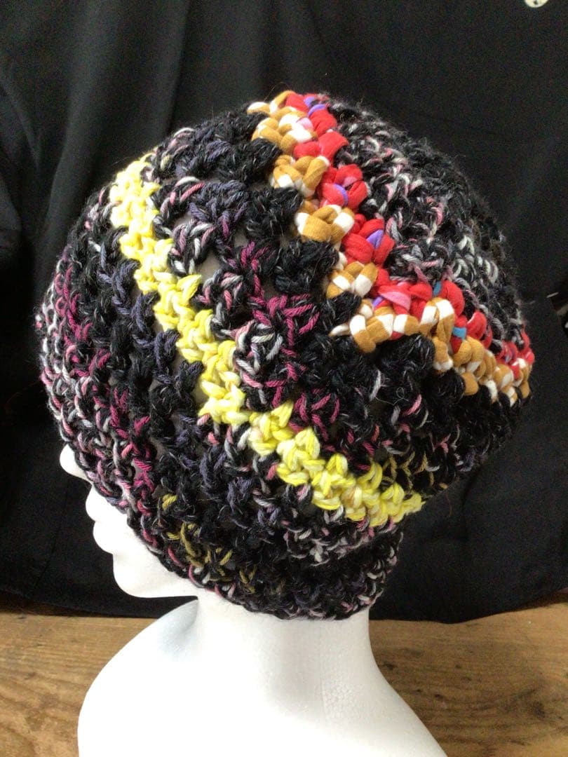 手ずくりニット帽　ビーニー　ベレー帽　黒　黄色糸（イタリー製）