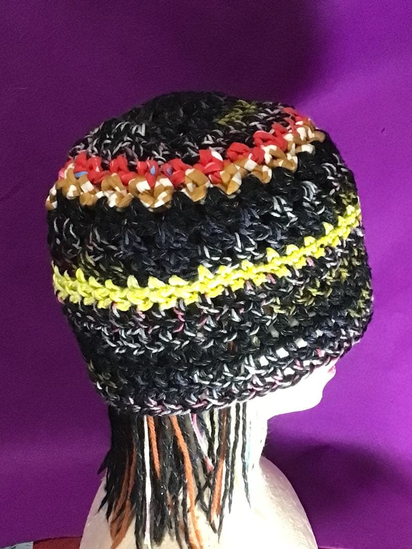 手ずくりニット帽　ビーニー　ベレー帽　黒　黄色糸（イタリー製）