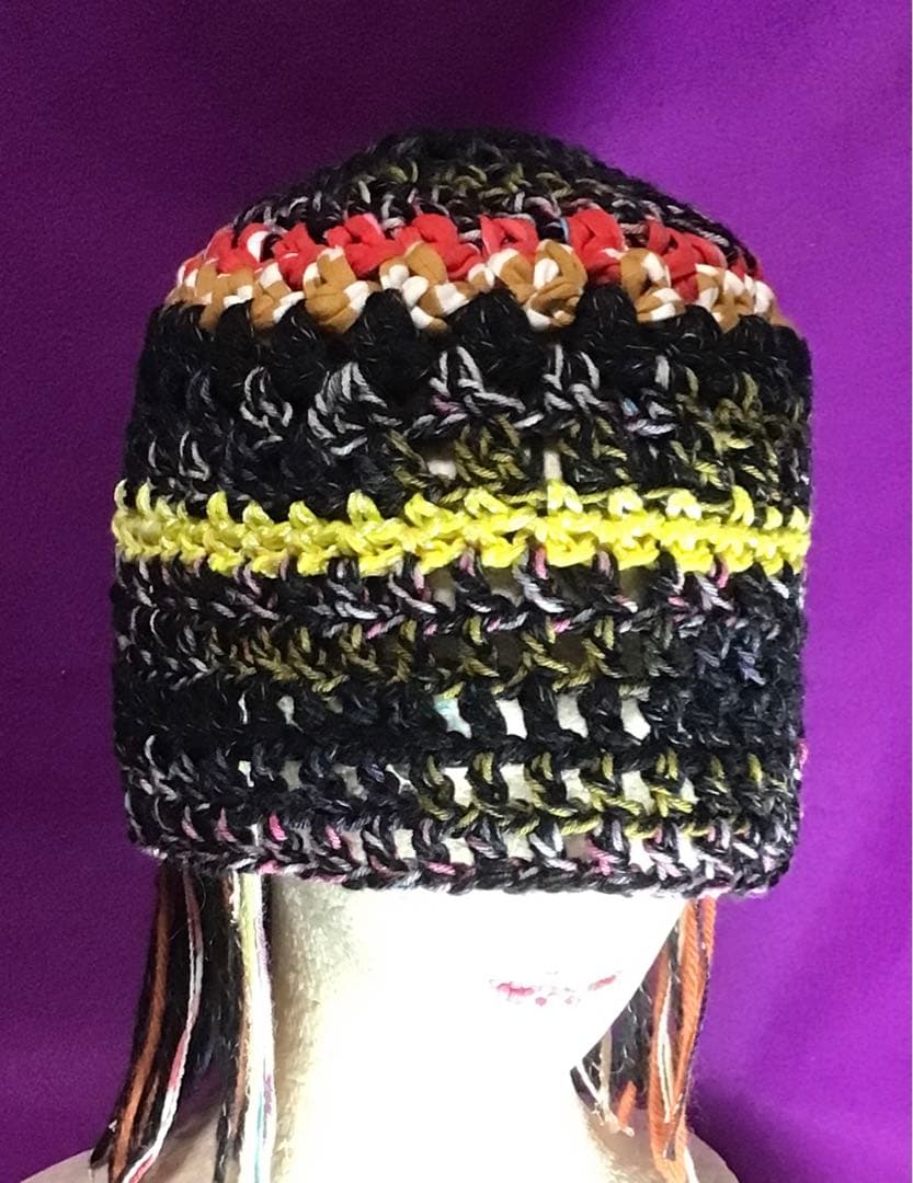 手ずくりニット帽　ビーニー　ベレー帽　黒　黄色糸（イタリー製）
