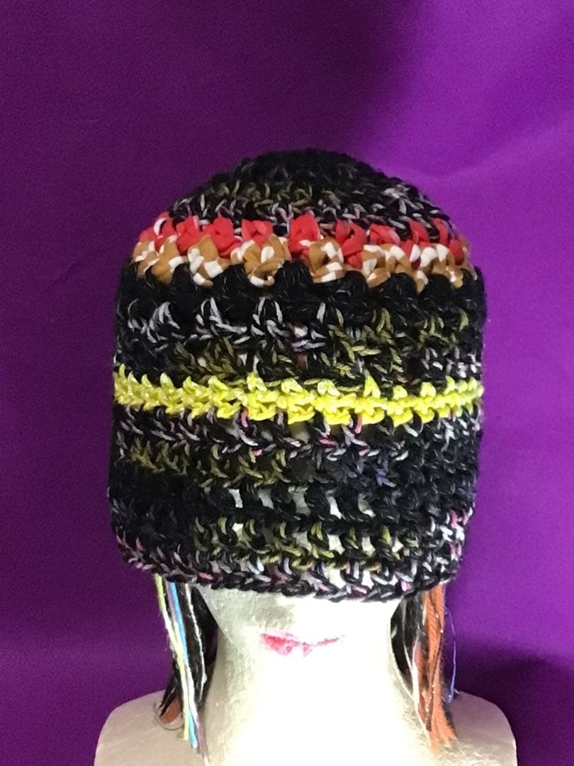 手ずくりニット帽　ビーニー　ベレー帽　黒　黄色糸（イタリー製）