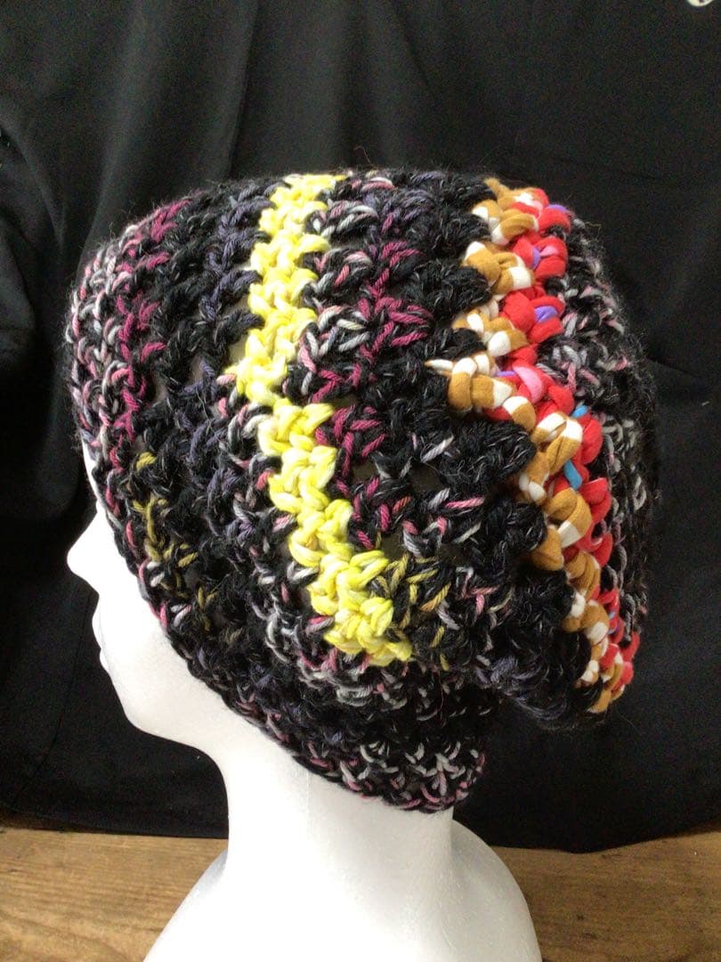 手ずくりニット帽　ビーニー　ベレー帽　黒　黄色糸（イタリー製）