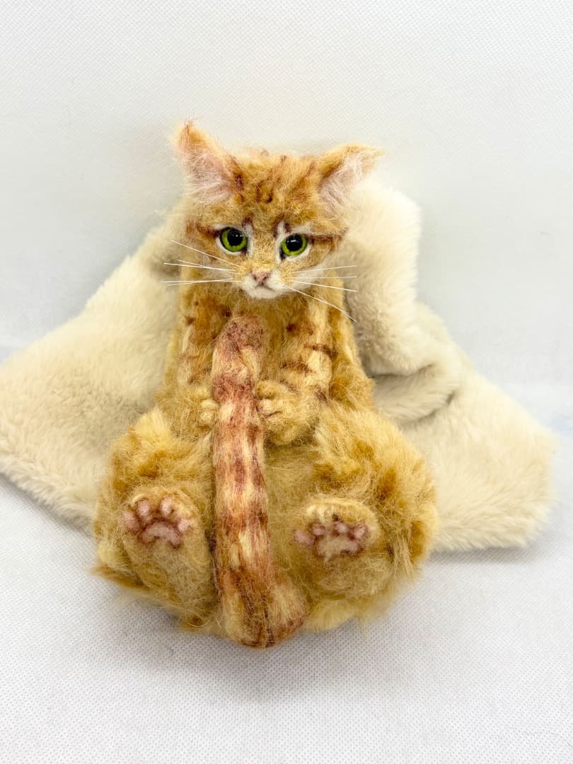 A猫 羊毛フェルト自分のしっぽで遊ぶ茶トラ猫【ハンドメイド 猫