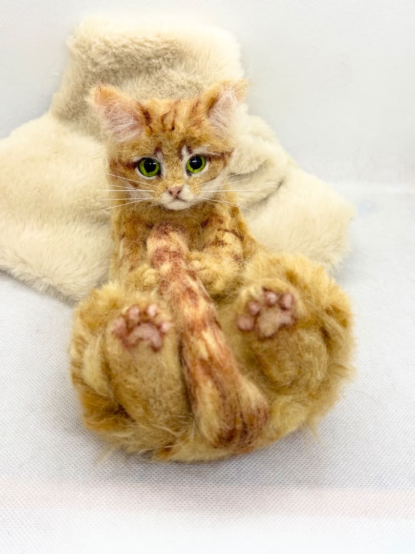 A猫 羊毛フェルト自分のしっぽで遊ぶ茶トラ猫【ハンドメイド 猫