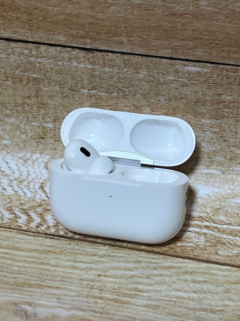 Apple純正 AirPods Pro 第 2 世代 充電ケースと左イヤホン